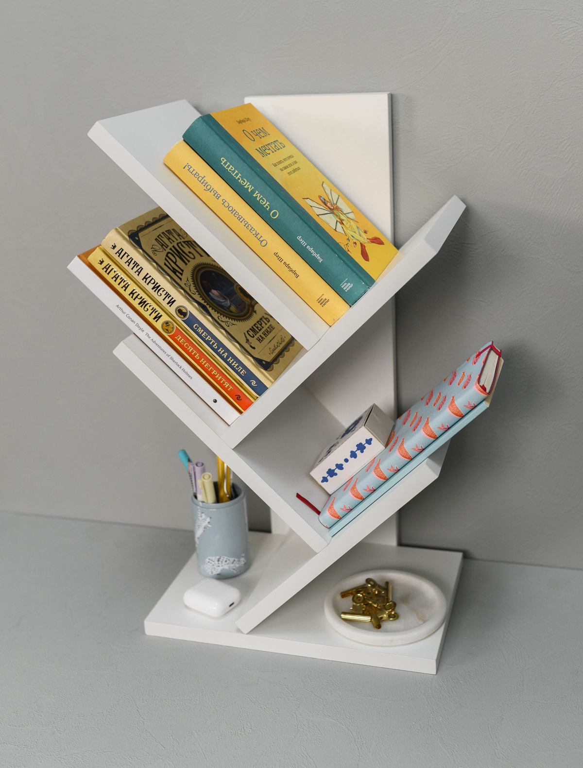 Shelf with books and planners supporting the guides editorial theme from Cleansingsstendo